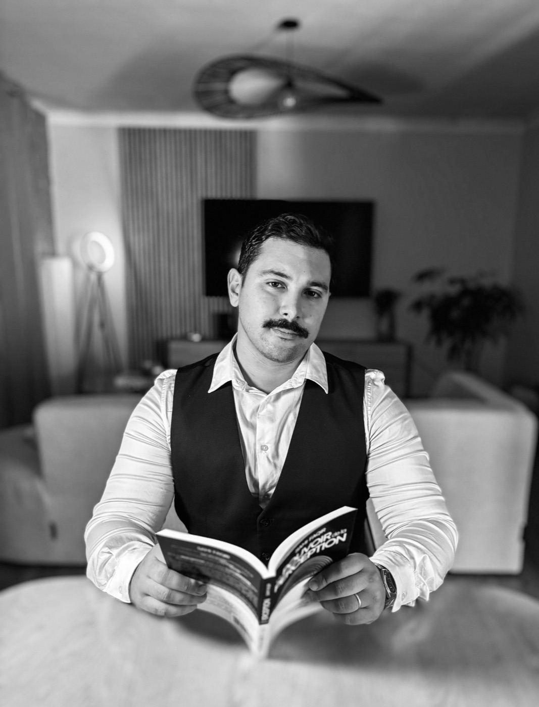 Sami Faqir, livre en main